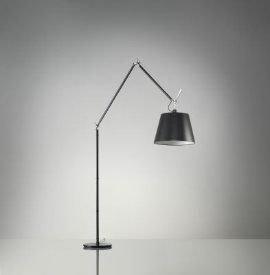Schwarze Tolomeo Mega Stehleuchte von Artemide mit verstellbarem Arm und konischem Lampenschirm für Wohnzimmer und Büro.